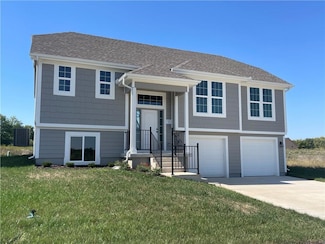 2106 SE Oak Ridge Dr, Oak Grove, MO 64075