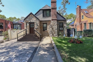 8684 188th St, Hollis, NY 11423