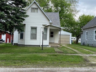 519 S Pine St, Nokomis, IL 62075