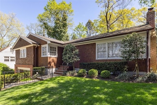 350 Park Ln, Little Neck, NY 11363