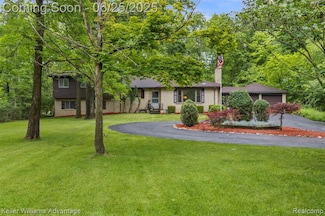 29866 Woodland Dr, Southfield, MI 48034