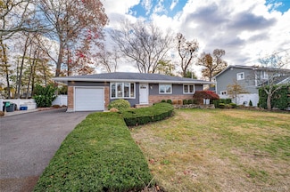 31 Boulevard Ave, West Islip, NY 11795