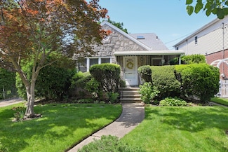 3 Dallas Ave, New Hyde Park, NY 11040