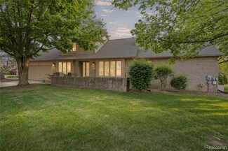 5805 Dawn Ridge Dr, Troy, MI 48098