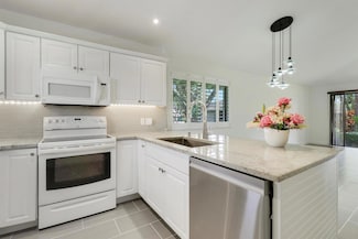 534 Club Dr, Palm Beach Gardens, FL 33418