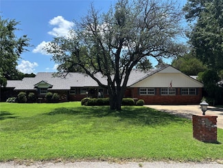 8 E Ranchwood Cir, Moore, OK 73160
