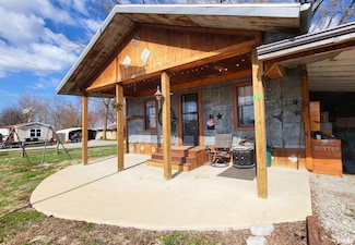 111 S Walnut St, Farina, IL 62838