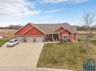 240 N Pond Dr, Jackson, MN 56143