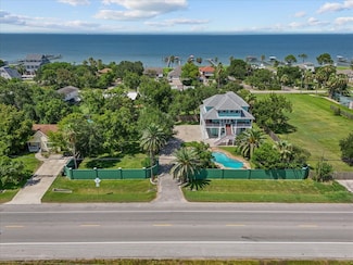2564 E Bayshore Dr, Dickinson, TX 77539