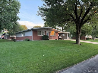 1060 Preakness Ln, Florissant, MO 63033