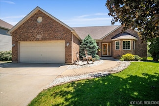 242 Willowwood Dr, Oswego, IL 60543