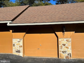 35 Valley Stream Ln, Chesterbrook, PA 19087