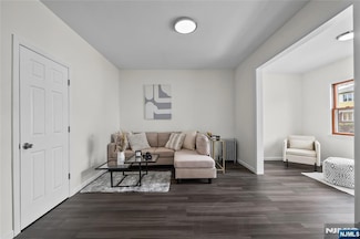 85 Anderson Ave, Wallington, NJ 07057