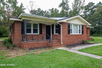 1101 Bullard St, Roseboro, NC 28382