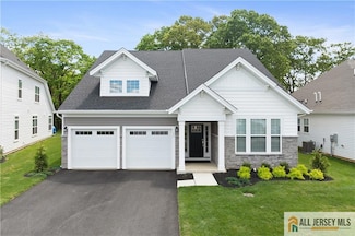 55 Longwood Dr, Monroe Township, NJ 08831