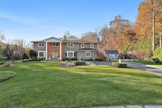 9 Flower Hill Ct, Huntington, NY 11743