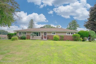 17 Middle Rd, Troy, NY 12180