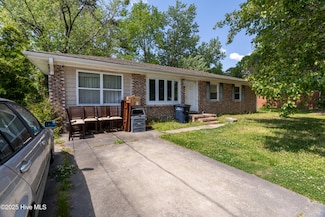 705 Dennis Rd, Jacksonville, NC 28546