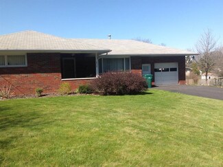 1712 Memorial Dr, Farrell, PA 16121
