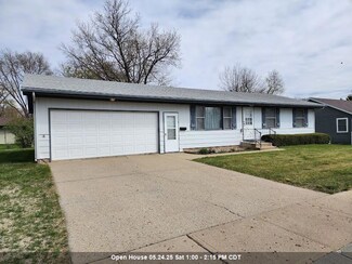 1014 E 15th St, Yankton, SD 57078