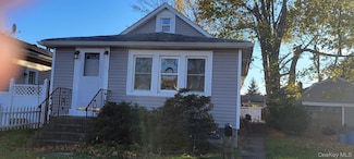 11 45th St, Lindenhurst, NY 11757