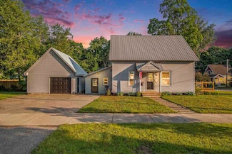 202 W Lincoln St, Boyne City, MI 49712
