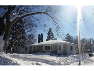 2 S California Ave, Morris, MN 56267