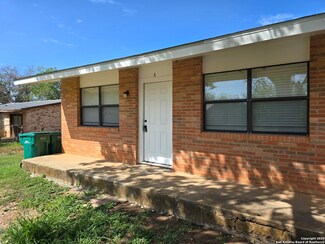 212 Simmons Ave, Jourdanton, TX 78026