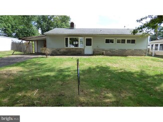 20 Twin Leaf Ln, Levittown, PA 19054