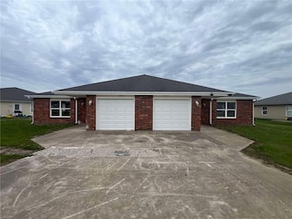 102 4343p Ln, Clinton, MO 64735