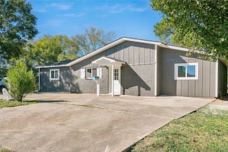 2626 Staton Ln, Port Neches, TX 77651