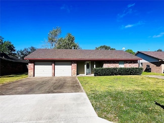 304 S Yaupon St, Lake Jackson, TX 77566