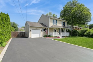 15 Loughlin Dr, Shirley, NY 11967