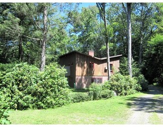 7 Country Ln, Pelham, MA 01002