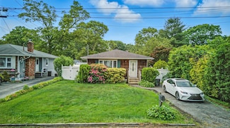 70 Pennwood Dr, Mastic Beach, NY 11951