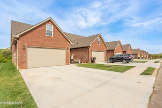 986 Meadow Walk Ln, Lenoir City, TN 37772