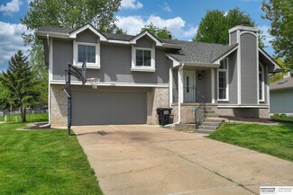 102 Summerset Dr, Papillion, NE 68133