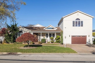 194 Newark St, Lindenhurst, NY 11757
