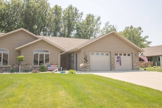1704 Wolfpack Dr, Hull, IA 51239