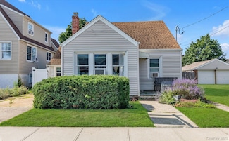 9 Hamilton Ave, Island Park, NY 11558