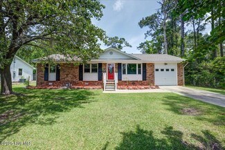 927 Harrell Dr, Morehead City, NC 28557