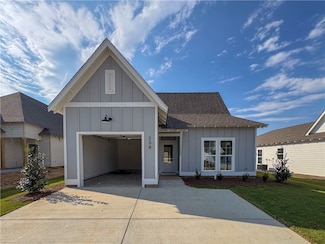 62 Summer St, Opelika, AL 36801