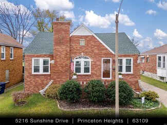 5216 Sunshine Dr, Saint Louis, MO 63109