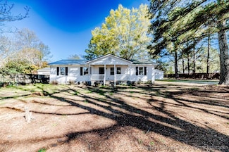 488 Hall Rd, Erwin, NC 28339