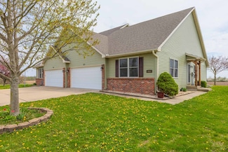 313 Burcham Dr, Le Roy, IL 61752