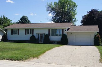 210 8th Ave NW, Waukon, IA 52172
