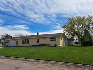 809 E 5th St, Chadron, NE 69337