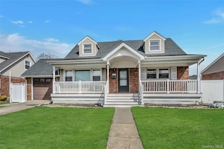 17 Maglie Dr, Hicksville, NY 11801