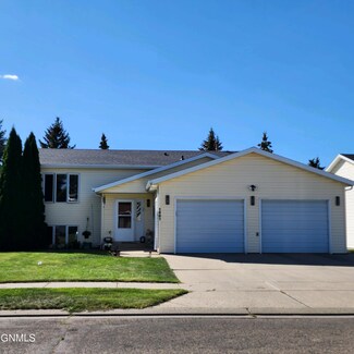 2802 Lexington Dr, Bismarck, ND 58503