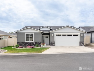 222 Pershing Cir, Wenatchee, WA 98801